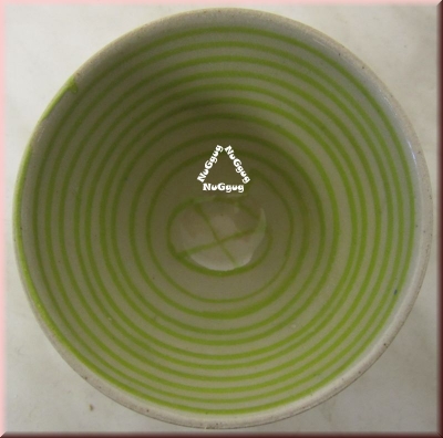 Design Ton-Snackschale mit Linien-Motiv. getöpfert. rund. hellgrün. 9 x 6 cm