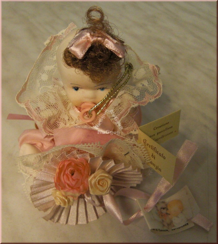 Porzellanpüppchen mit Tüllkragen und Blumenstrauß, Geschenk Set zur Geburt eines Kindes