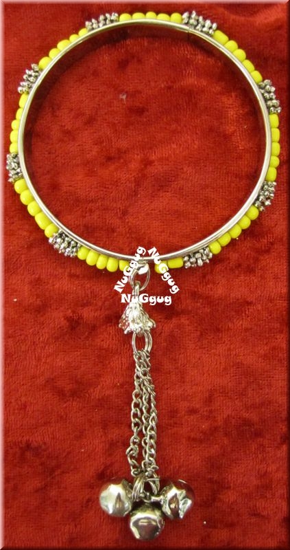 Armreif orientalisch, chromfarben mit gelben Kunststoff-Perlen und Glöckchen. Bauchtanz