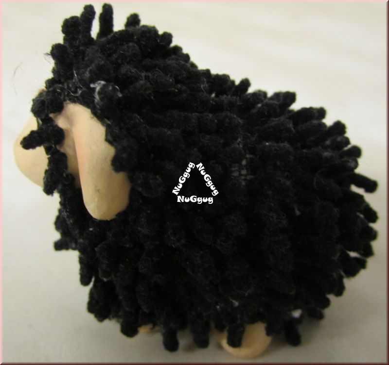 Keramik Schaf "Wuschel" mit schwarzer Wolle. Osterdekoration