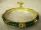 Preview: Armreif orientalisch, goldfarben mit grünen Kunststoff-Perlen und Glöckchen, Bauchtanz
