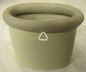 Preview: Design Ton-Vase mit Linien-Motiv. getöpfert. oval. hellgrün. 11.5 x 7 x 10 cm
