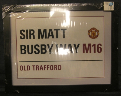 Deko-​Bild "Manchester United, SIR MATT BUSBY WAY M16, OLD TRAFFORD", im schwarzen Bilderrahmen, 44,5 x 34,5 cm