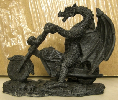 Drachenfigur Gothic, Drache auf Motorrad, schwarz