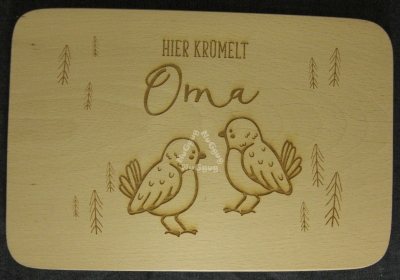 Frühstücksbrett "Hier krümelt Oma", aus Holz, mit Vogelmotiv