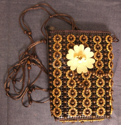 Umhängetasche "Holzblume", 17 x 12 x 5 cm, Holzperlen dunkel, Schultertasche, Handtasche