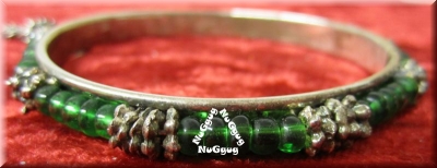 Armreif orientalisch, chromfarben mit grünen Kunststoff-Perlen und Glöckchen, Bauchtanz