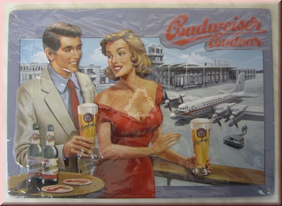 3D Blechschild "Budweiser Budvar", Pärchen am Flughafen von Prag, 30 x 21 cm