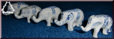 Elefantenfamilie aus Porzellan. weiß/blau. 5 Stück