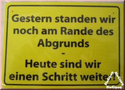 Schild "Gestern standen wir noch am Rande des Abgrunds..."