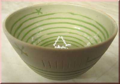 Design Ton-Snackschale mit Linien-Motiv. getöpfert. rund. grün. 10 x 7 cm