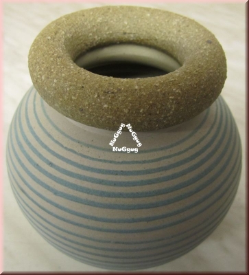 Design Ton-Vase mit Linien-Motiv. getöpfert. rund. blau. 11.5 x 11.5 cm