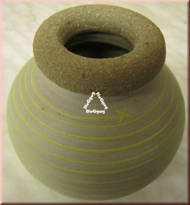 Design Ton-Vase mit Linien-Motiv. getöpfert. rund. hellgrün. 12 x 11.5 cm