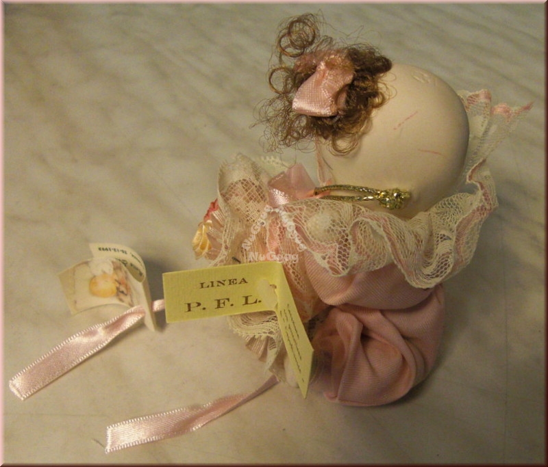 Porzellanpüppchen mit Tüllkragen und Blumenstrauß, Geschenk Set zur Geburt eines Kindes
