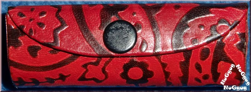Lippenstiftbox mit Spiegel. rot/schwarz