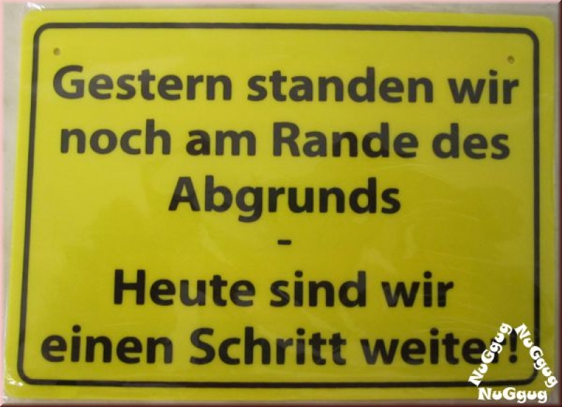 Schild "Gestern standen wir noch am Rande des Abgrunds..."