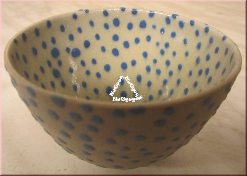 Design Ton-Snackschale mit Punkte-Motiv. getöpfert. rund. blau. 8.5 x 6 cm